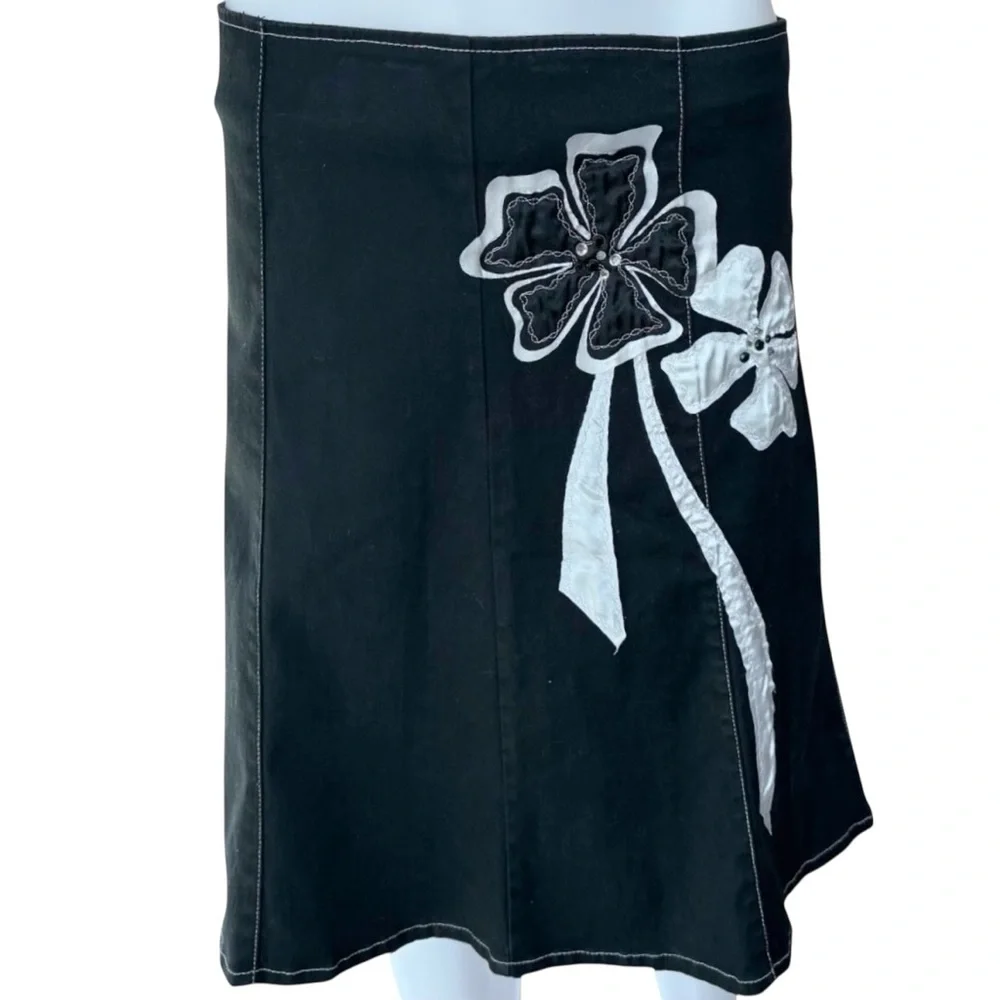 Unique Y2K Denim skirt with bold and white floral appliqués size 9 - Picture 3 of 8
